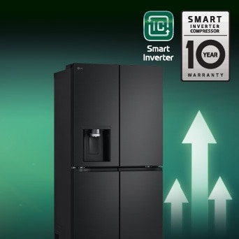 Refrigeradora frente a flechas ascendentes y monedas amontonadas